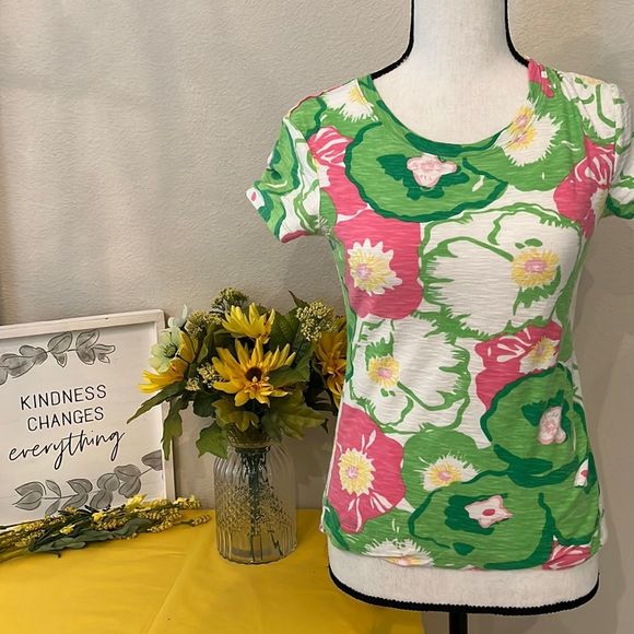 Lilly Pulitzer Tops - Lilly Pulitzer SS t-shirt, Size Small